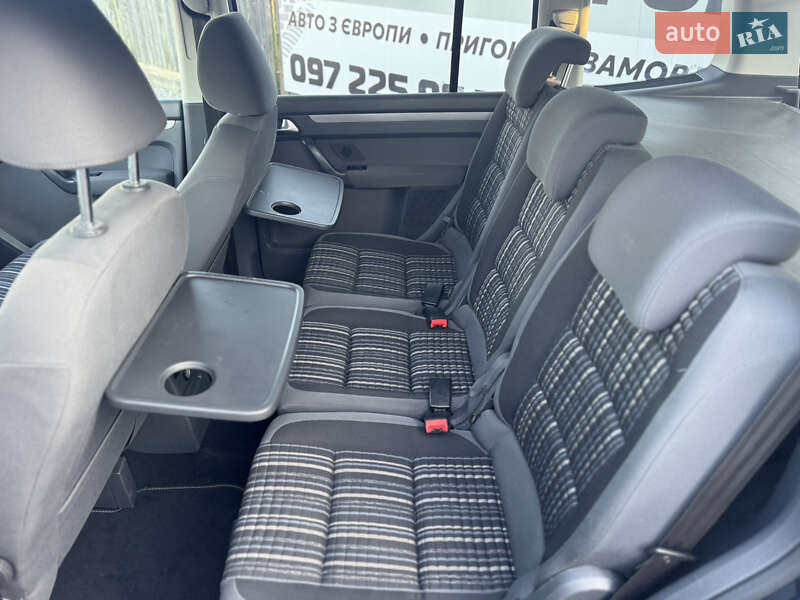 Минивэн Volkswagen Touran 2011 в Сарнах