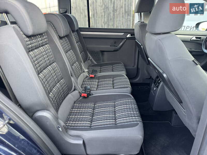 Минивэн Volkswagen Touran 2011 в Сарнах