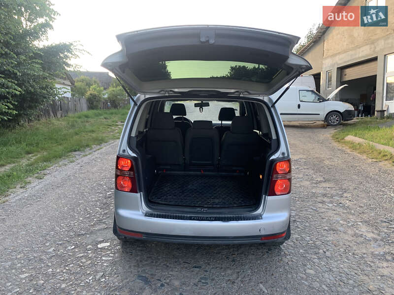 Минивэн Volkswagen Touran 2006 в Колинковцах