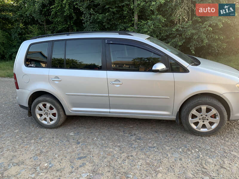 Минивэн Volkswagen Touran 2006 в Колинковцах
