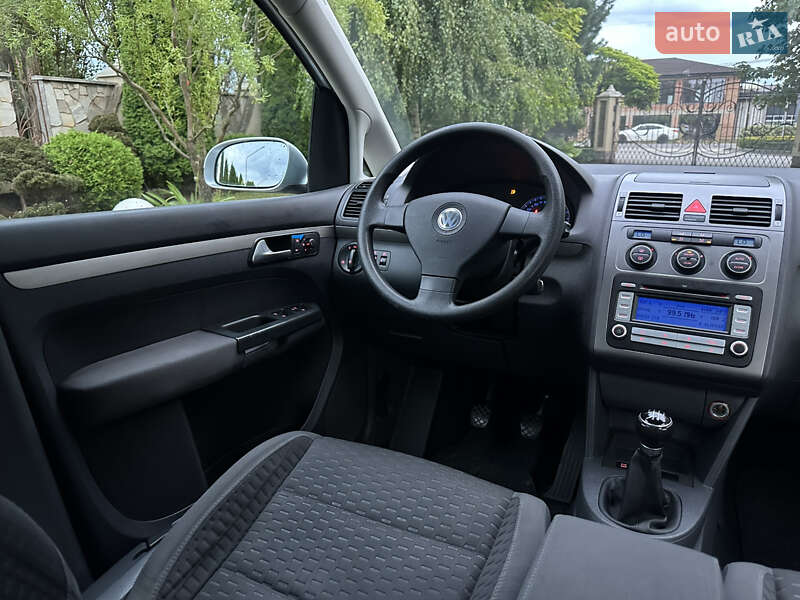Минивэн Volkswagen Touran 2007 в Сарнах