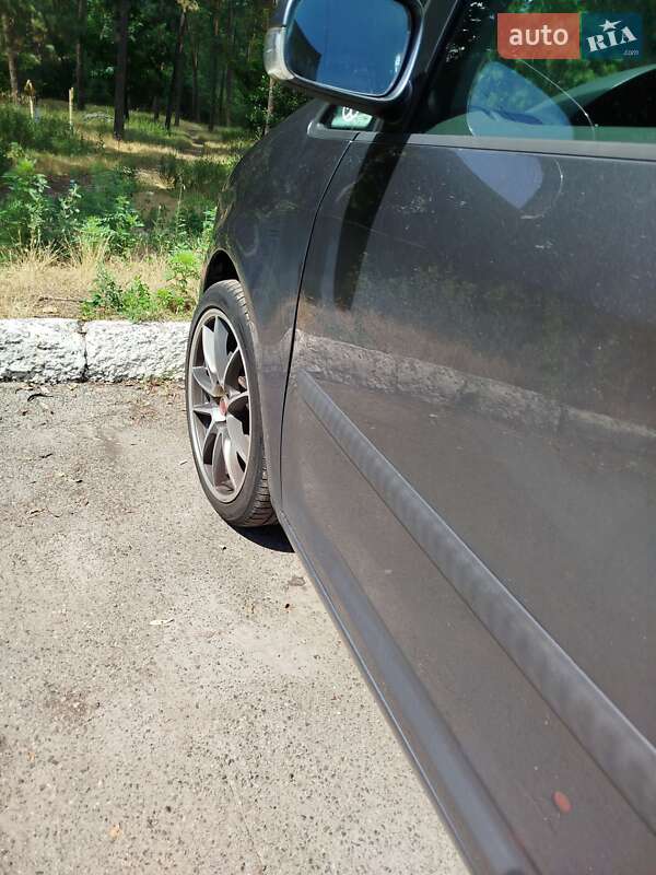 Минивэн Volkswagen Touran 2004 в Киеве