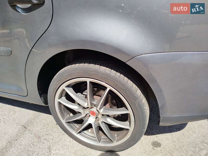 Минивэн Volkswagen Touran 2004 в Киеве