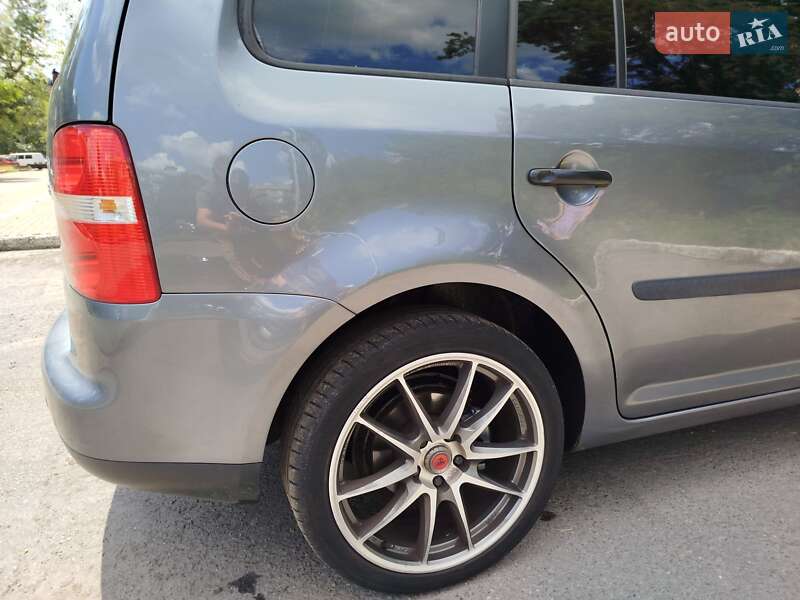 Минивэн Volkswagen Touran 2004 в Киеве