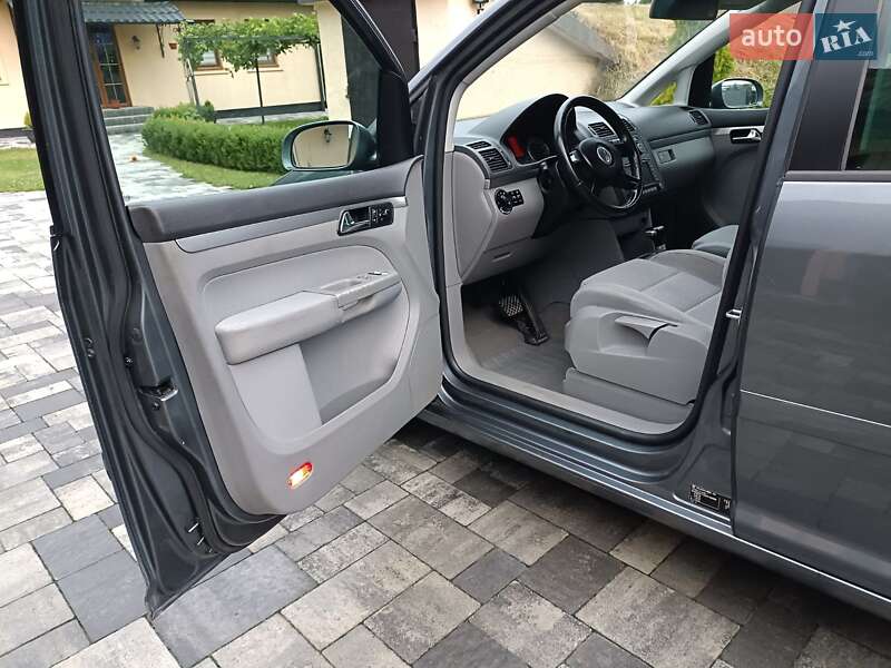 Минивэн Volkswagen Touran 2004 в Косове