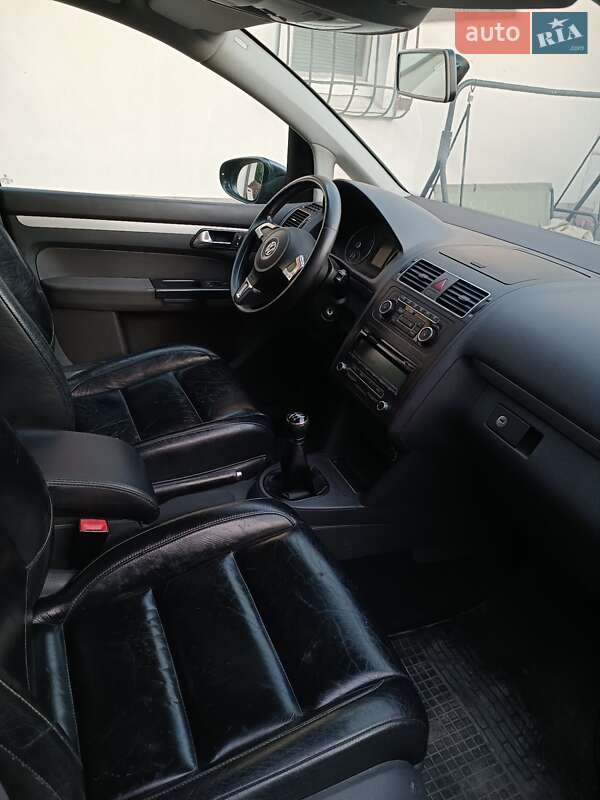 Минивэн Volkswagen Touran 2010 в Бершади