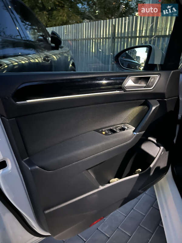 Микровэн Volkswagen Touran 2017 в Ужгороде фото 11 Микровэн Volkswagen Touran 2017 в Ужгороде