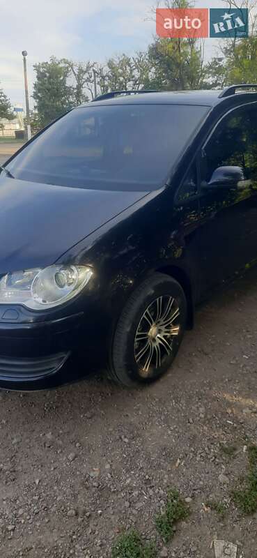 Минивэн Volkswagen Touran 2008 в Казанке