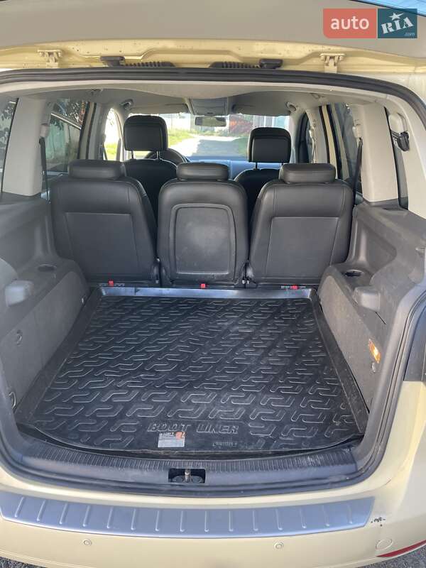 Минивэн Volkswagen Touran 2013 в Староконстантинове