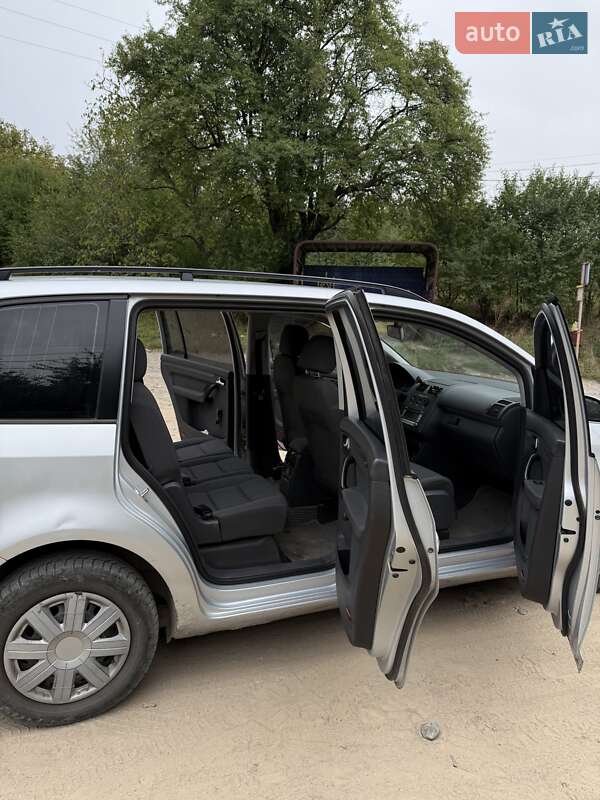 Мінівен Volkswagen Touran 2004 в Чернівцях