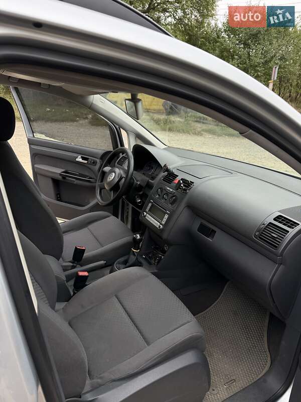 Мінівен Volkswagen Touran 2004 в Чернівцях