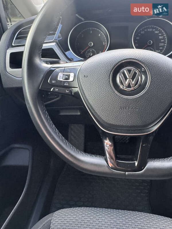 Микровэн Volkswagen Touran 2016 в Сваляве