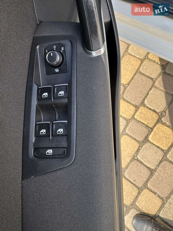 Микровэн Volkswagen Touran 2016 в Сваляве