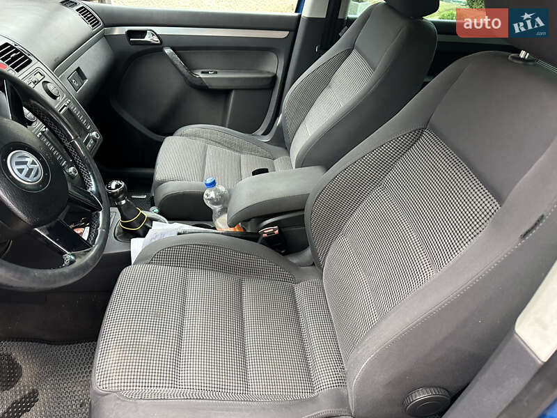 Минивэн Volkswagen Touran 2005 в Тысменице