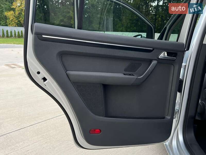 Минивэн Volkswagen Touran 2011 в Киеве