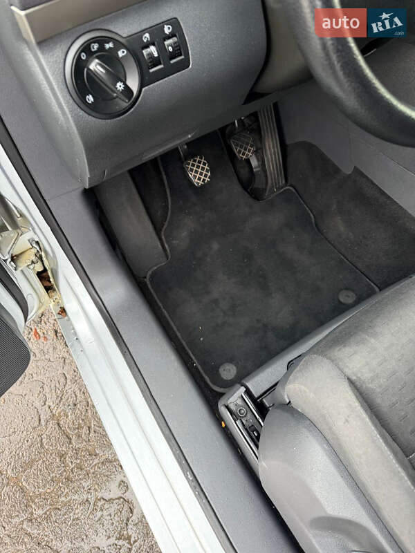 Минивэн Volkswagen Touran 2007 в Дубно