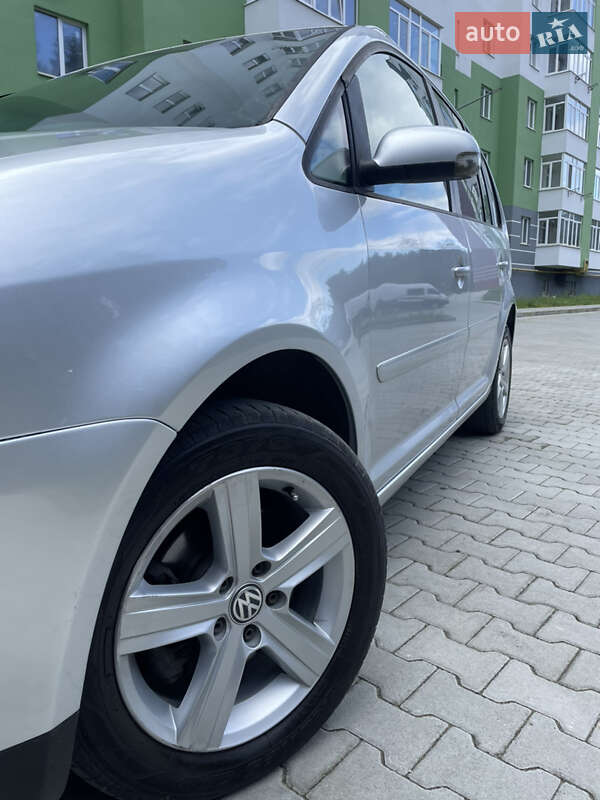 Минивэн Volkswagen Touran 2006 в Новояворовске