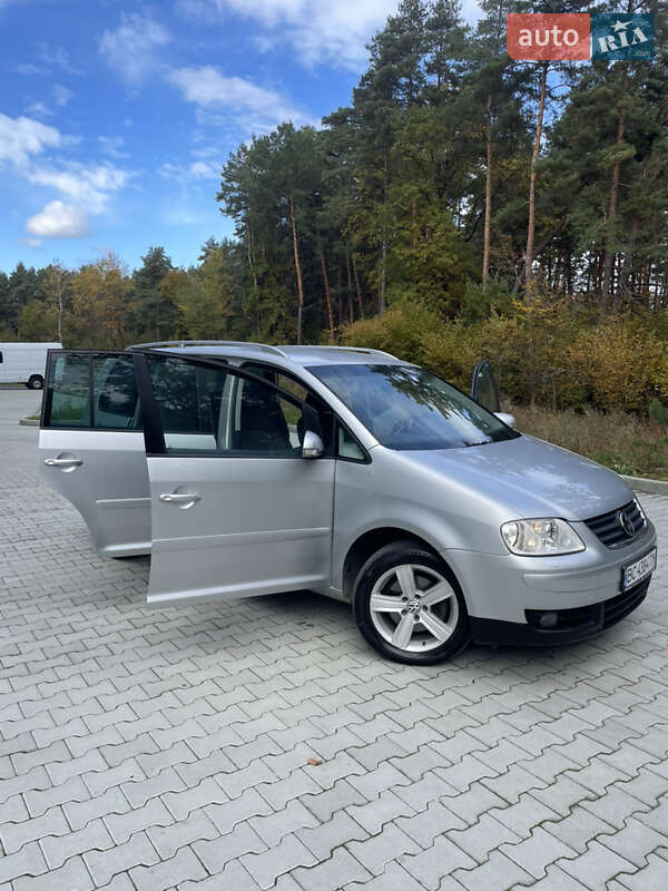 Минивэн Volkswagen Touran 2006 в Новояворовске