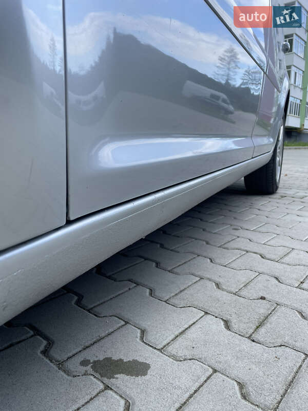 Минивэн Volkswagen Touran 2006 в Новояворовске