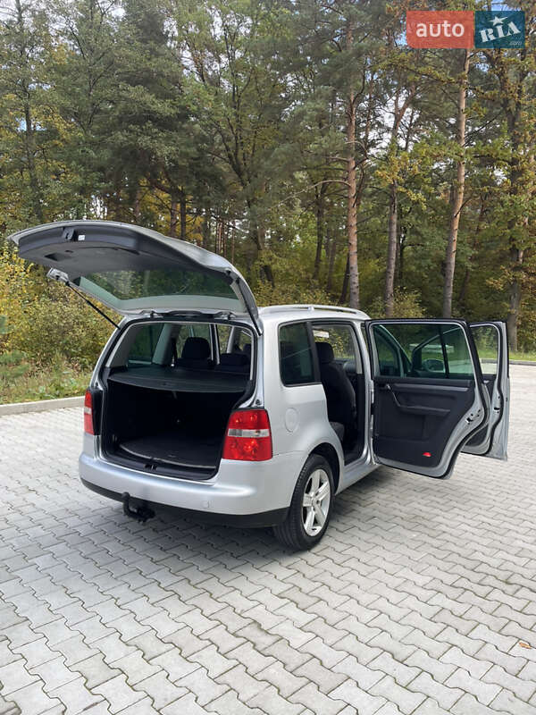 Минивэн Volkswagen Touran 2006 в Новояворовске