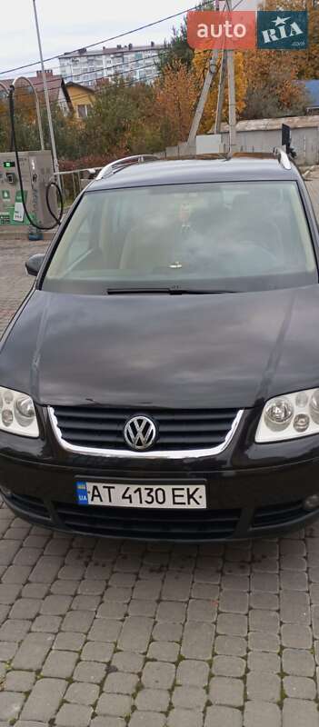 Минивэн Volkswagen Touran 2004 в  фото Минивэн Volkswagen Touran 2004 в