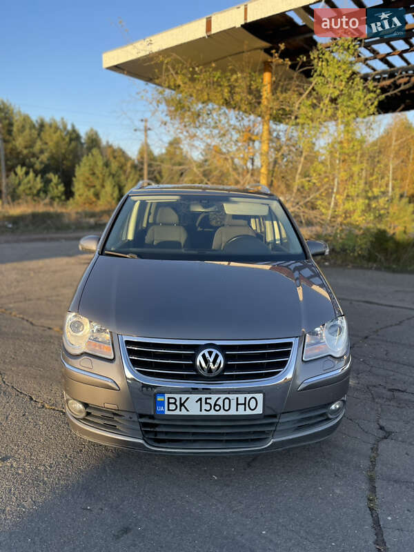 Минивэн Volkswagen Touran 2008 в Сарнах