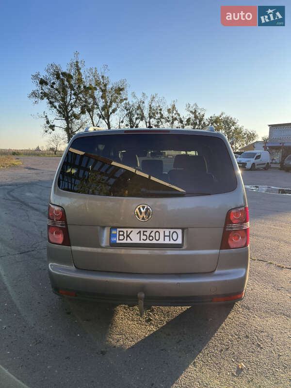 Минивэн Volkswagen Touran 2008 в Сарнах