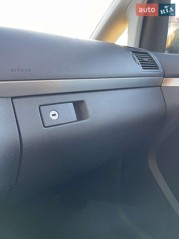 Минивэн Volkswagen Touran 2008 в Сарнах