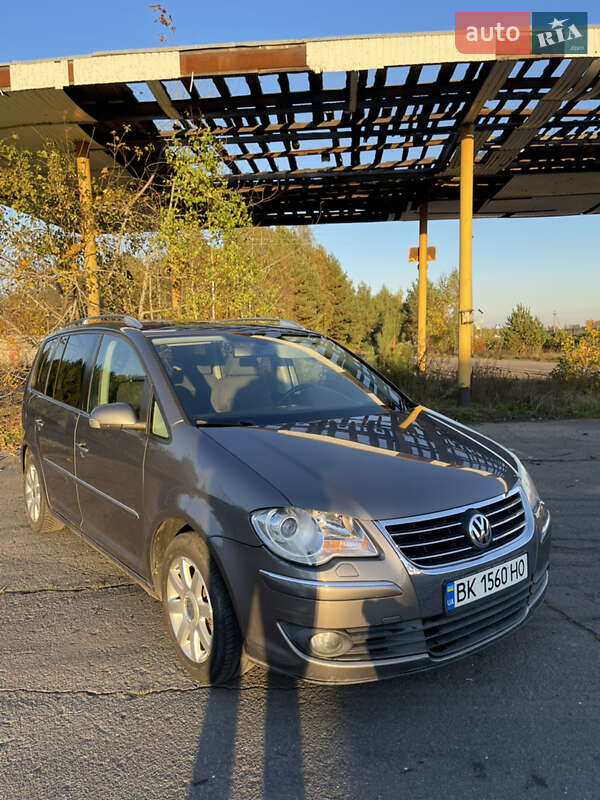 Минивэн Volkswagen Touran 2008 в Сарнах