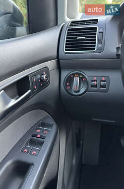 Минивэн Volkswagen Touran 2012 в 