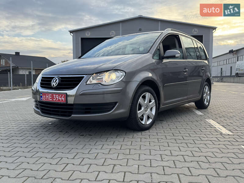 Минивэн Volkswagen Touran 2007 в Нововолынске