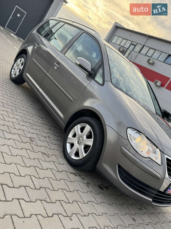Минивэн Volkswagen Touran 2007 в Нововолынске