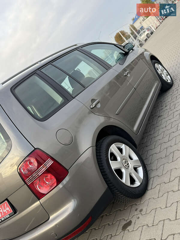 Минивэн Volkswagen Touran 2007 в Нововолынске