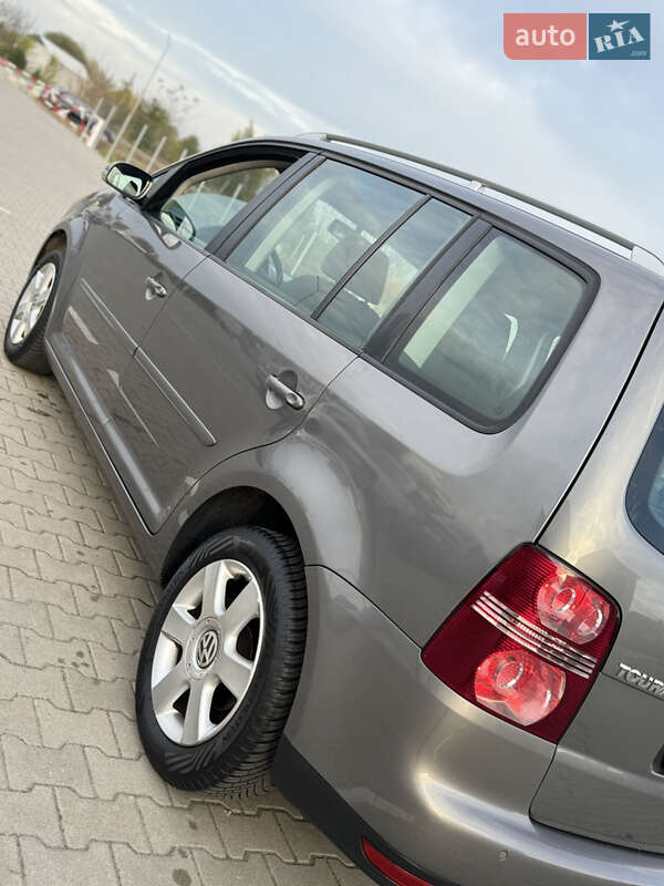 Минивэн Volkswagen Touran 2007 в Нововолынске