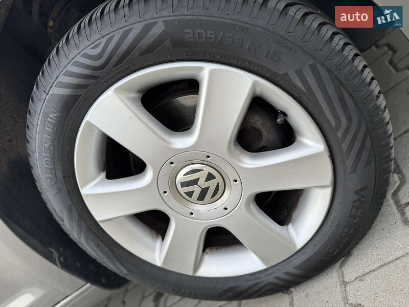 Минивэн Volkswagen Touran 2007 в Нововолынске