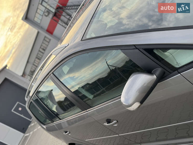 Минивэн Volkswagen Touran 2007 в Нововолынске