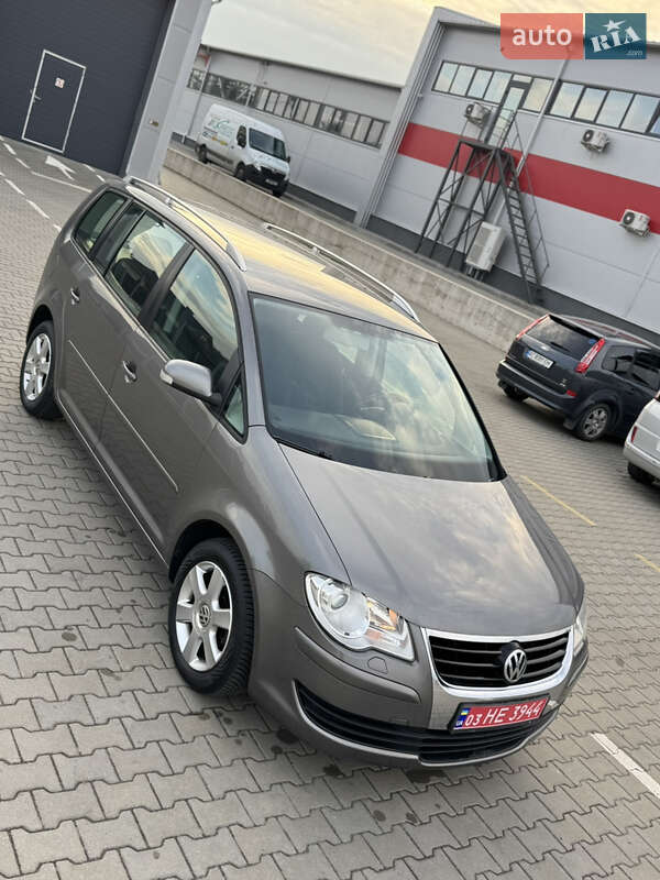 Минивэн Volkswagen Touran 2007 в Нововолынске