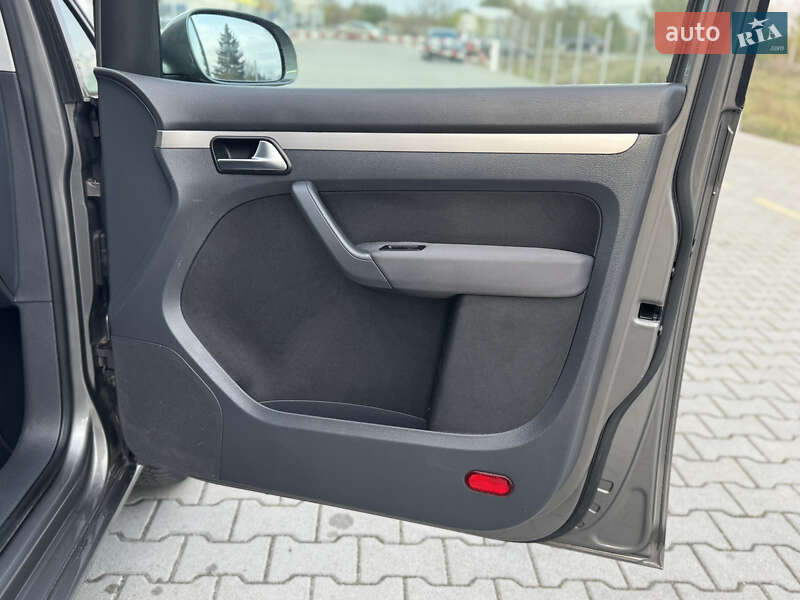 Минивэн Volkswagen Touran 2007 в Нововолынске