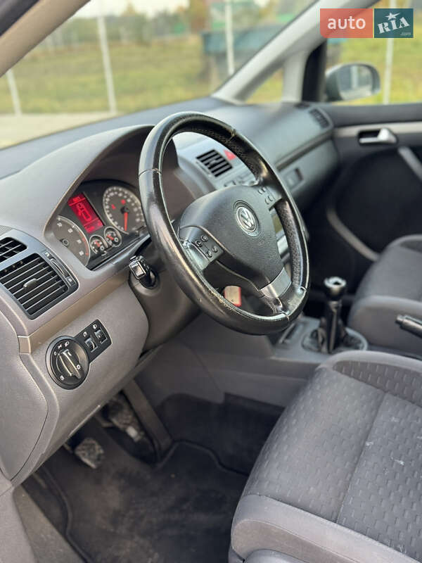 Минивэн Volkswagen Touran 2007 в Нововолынске
