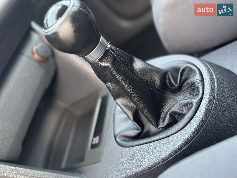 Минивэн Volkswagen Touran 2007 в Нововолынске