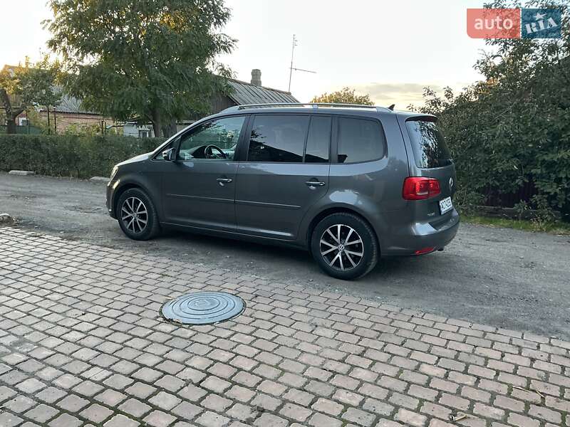 Мінівен Volkswagen Touran 2014 в Києві