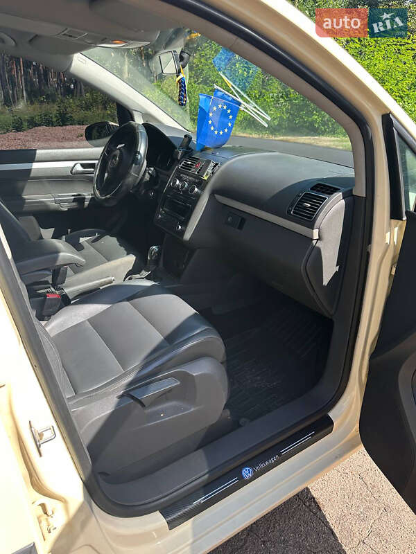 Минивэн Volkswagen Touran 2014 в Житомире