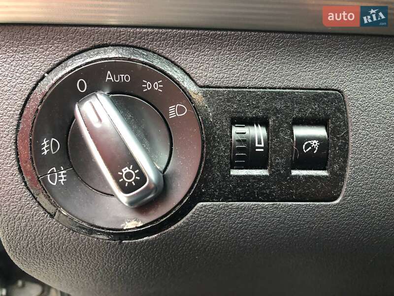 Мінівен Volkswagen Touran 2010 в Києві