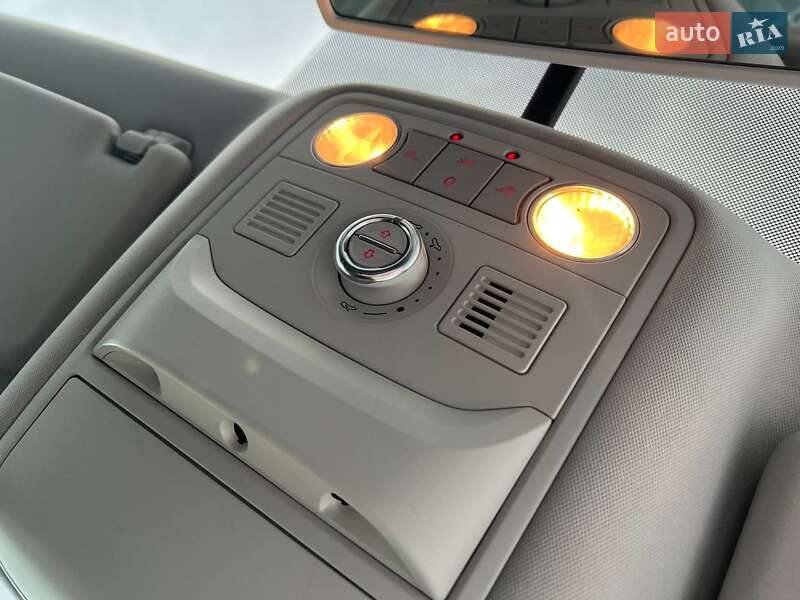 Мінівен Volkswagen Touran 2012 в Львові