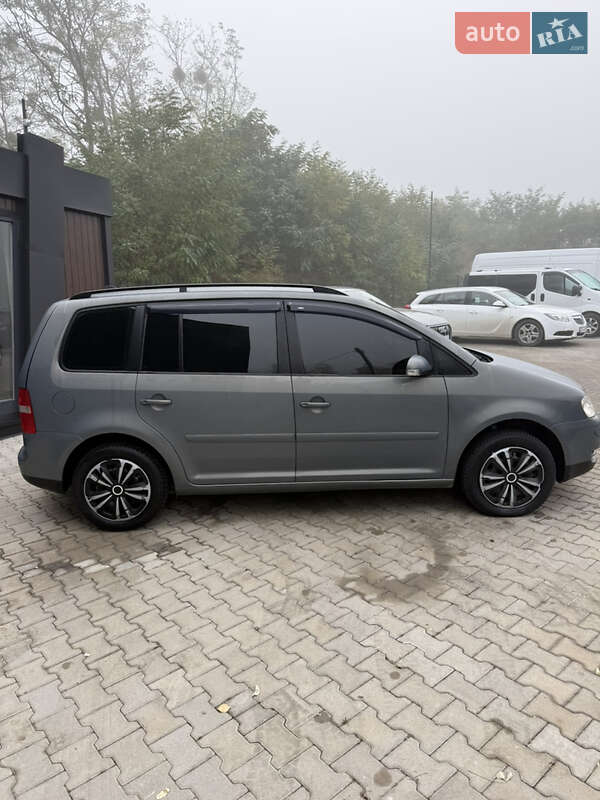 Мінівен Volkswagen Touran 2004 в Чернівцях