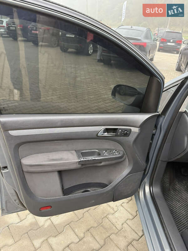 Мінівен Volkswagen Touran 2004 в Чернівцях