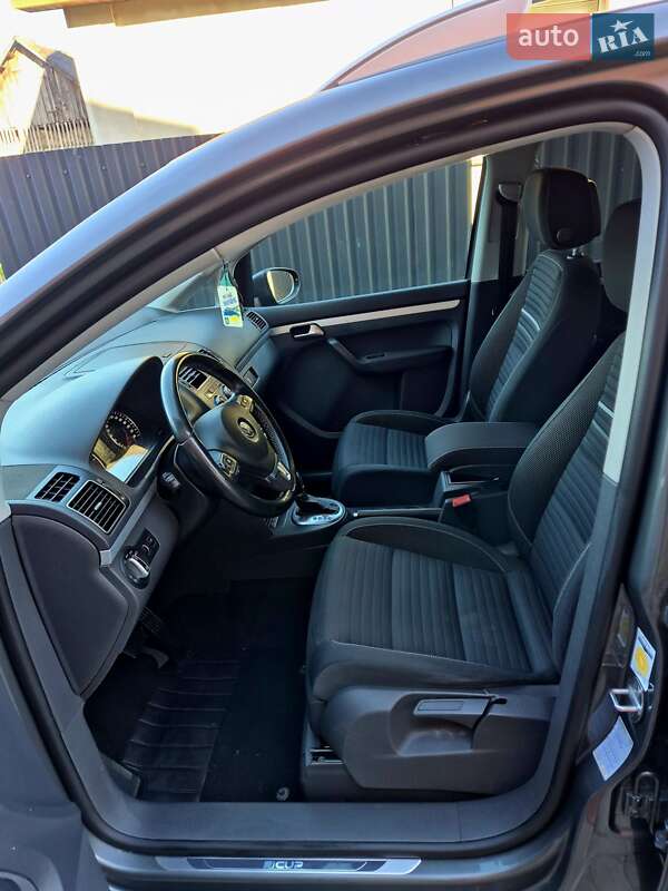 Минивэн Volkswagen Touran 2015 в Сваляве