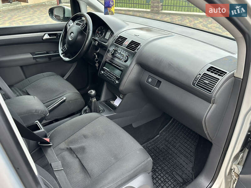 Минивэн Volkswagen Touran 2011 в Брошневе-Осаде