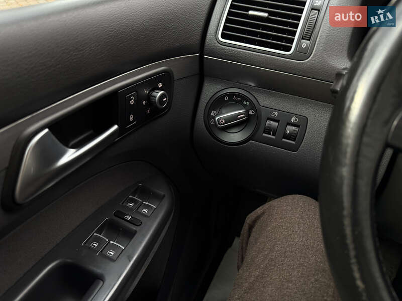 Мінівен Volkswagen Touran 2013 в Тячеві