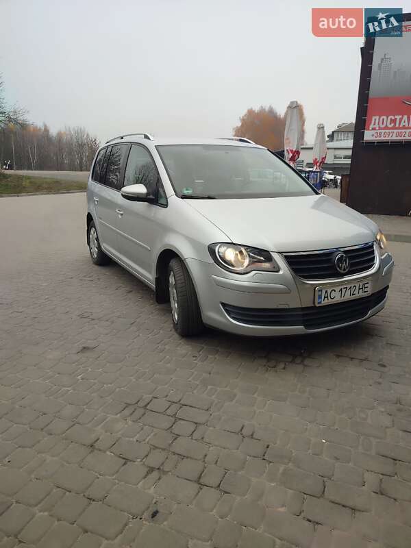 Минивэн Volkswagen Touran 2009 в Ратным